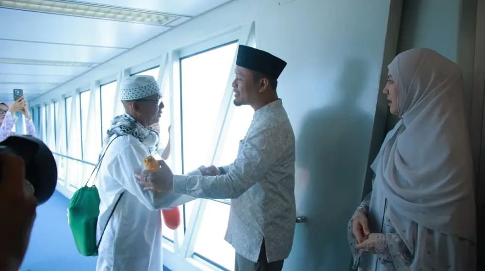 Sambut Jemaah Haji di Bandara SSK II, Wako Agung Beri Oleh-oleh Kue Talam Durian
