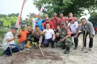 Sambut Sumpah Pemuda, Kadiskes Pekanbaru Bersama Pemuda Tuah Madani Bersihkan Lingkungan