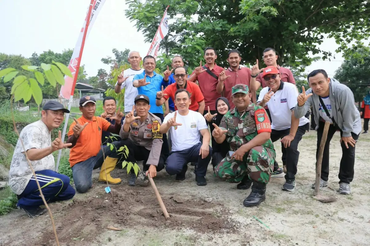 Sambut Sumpah Pemuda, Kadiskes Pekanbaru Bersama Pemuda Tuah Madani Bersihkan Lingkungan