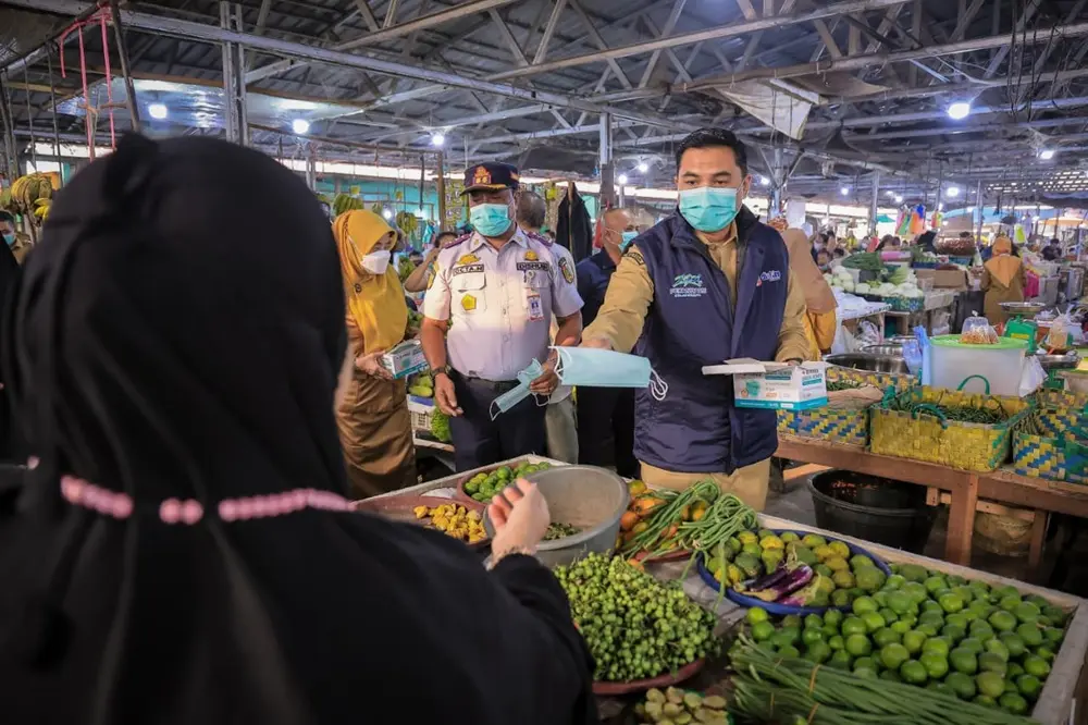 Sekdako Pekanbaru Zulhelmi Arifin Bagikan Masker ke Pedagang dan Pengunjung Pasar Cik Puan