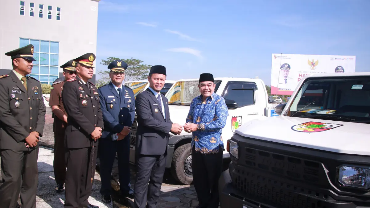 Serahkan 15 Kendaraan Operasional Kebersihan: Wali Kota Pekanbaru: Tak Ada Alasan Camat Tunggu OPD