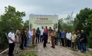 SKK Migas Sumbagut dan KKKS Gandeng Warga Tanam 800 Mangrove di Meranti