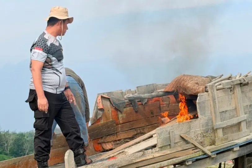 Tak Ada Ampun Bagi Pelaku PETI, Polsek Kuantan Tengah Bakar 5 Rakit di Sungai Sipaku