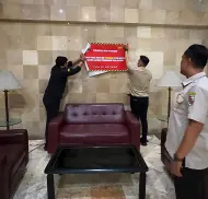 Tak Gubris Teguran, Bapenda Pekanbaru Pasang Stiker 'Penunggak Pajak' di Hotel Jalan Sudirman