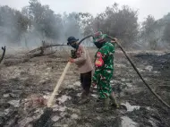 Tim Gabungan Perkuat Pemadaman dan Pendinginan 14 Titik Karhutla di Siak, Kapolres: Tim Fokus Siram Sisa Asap