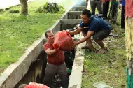 Turun ke Drainase, Sekda Siak Mahadar Pimpin Ribuan ASN Goro Massal di Islamic Center