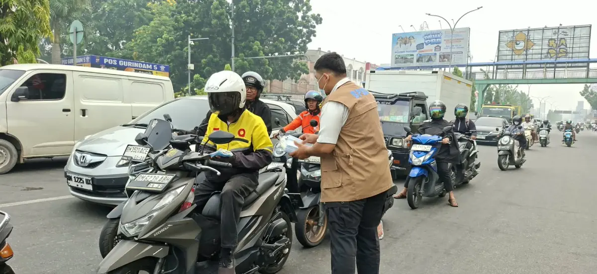Udara Berbahaya, Pemprov Riau Sebar 5 Ribu Masker Gratis di Lima Simpang Jalan dan Pasar