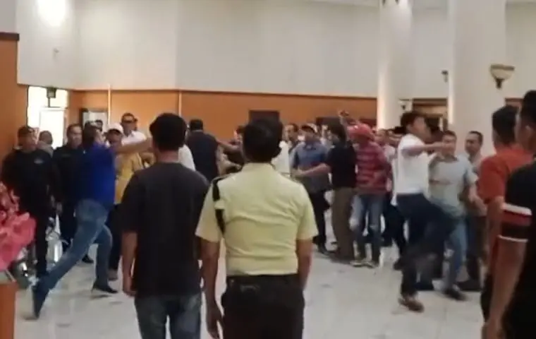 Viral! Gedung DPRD Riau Bak "Ring Tinju", Dua Anggota Dewan dan Pendukung Adu Jotos Saat Rapat Banggar
