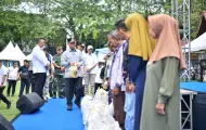 Wali Kota Pekanbaru Salurkan Bantuan Pangan ke Ribuan Warga di Senapelan
