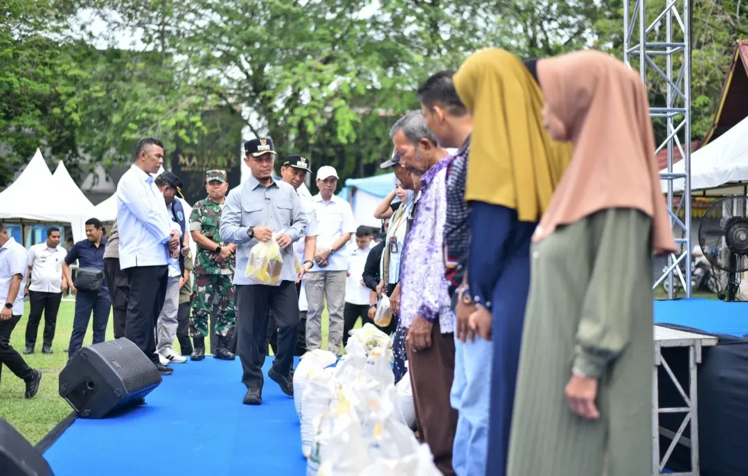 Wali Kota Pekanbaru Salurkan Bantuan Pangan ke Ribuan Warga di Senapelan