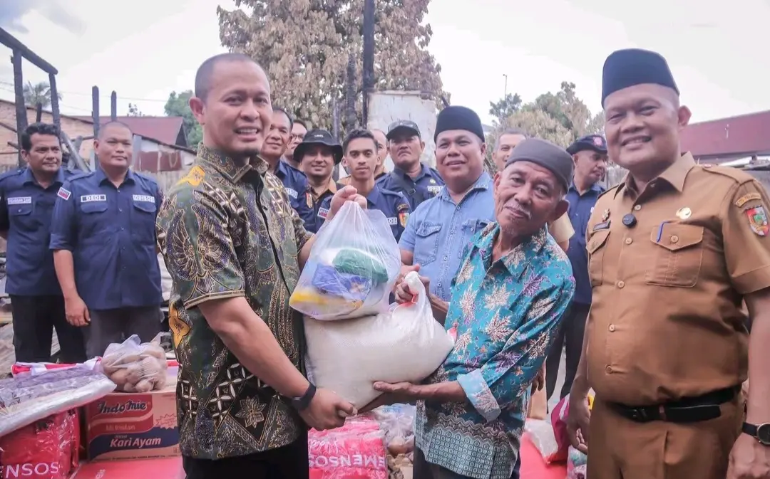 Wali Kota Pekanbaru Serahkan Bantuan Korban Kebakaran di Jalan Pepaya Sukajadi