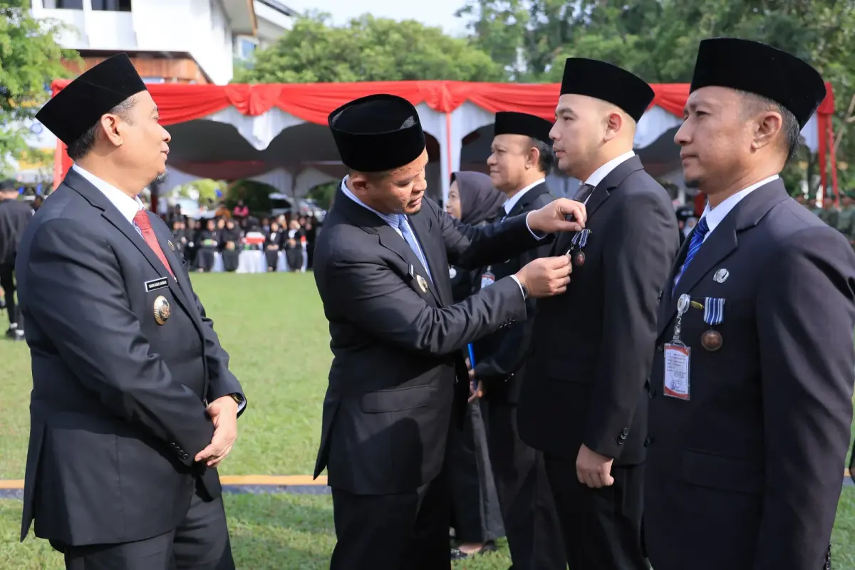 288 PNS Pemko Pekanbaru Terima Satyalancana Karya Satya dan 20 Orang Purnabakti
