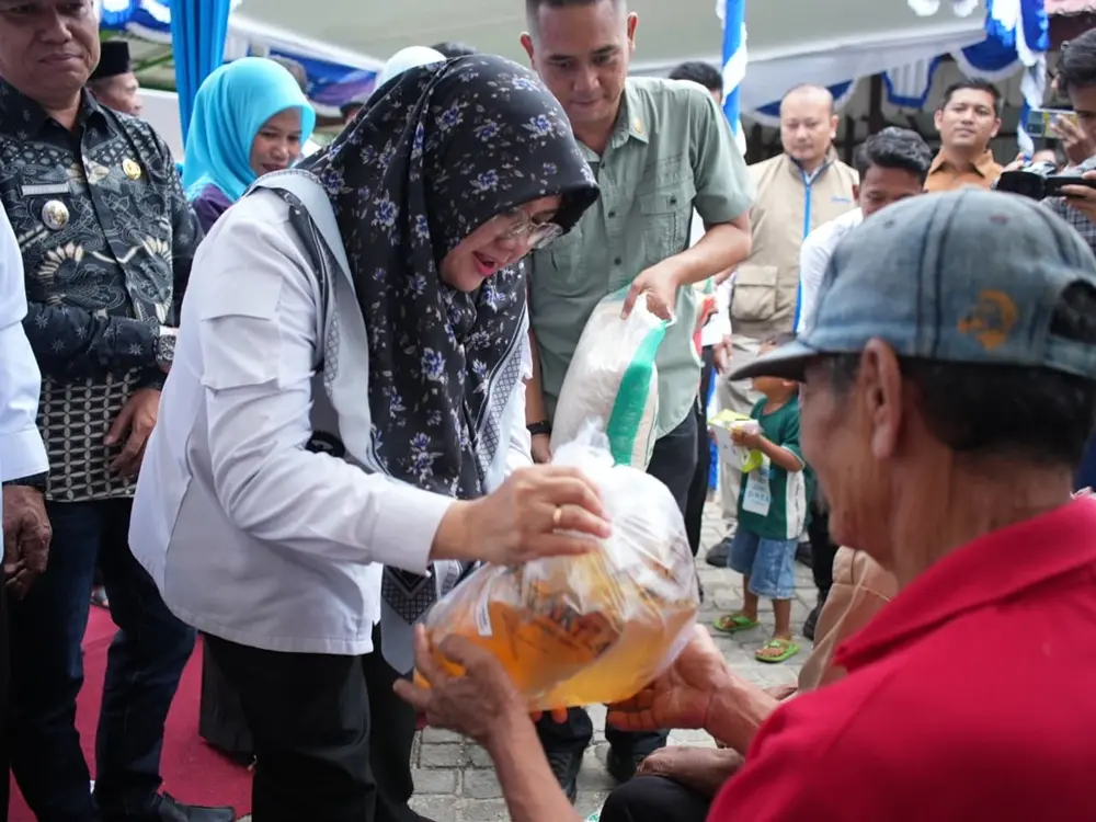 30.786 Warga Siak Dapat Bantuan Ratusan Ton Beras Bulog