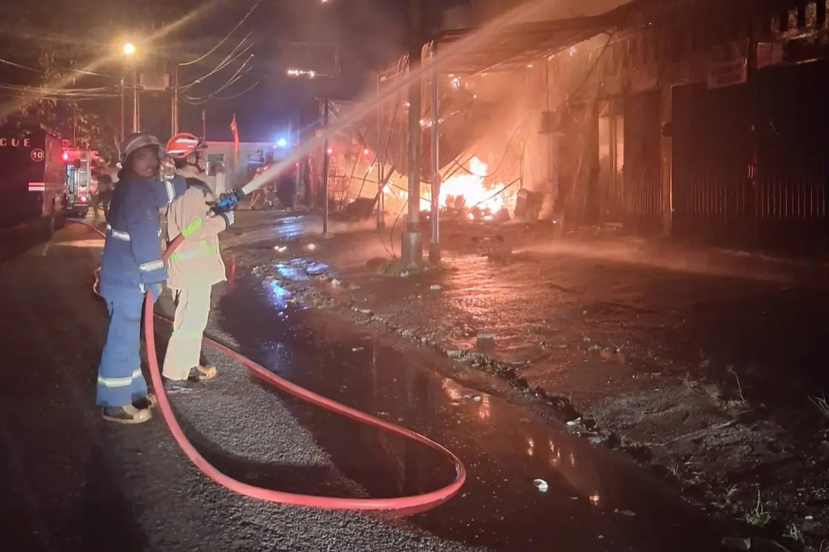 5 Kios dan Toko Sembako di Jalan Belimbing Pekanbaru Hangus Terbakar