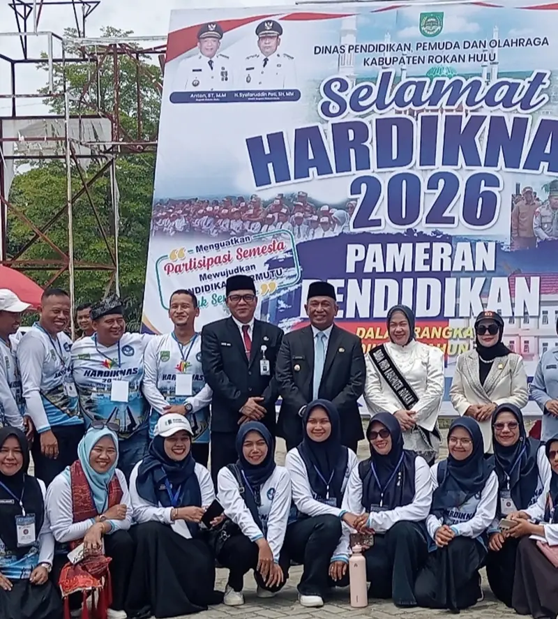 Ribuan Pendidik Padati Hardiknas 2026, Bupati Anton Luncurkan Buku Karya Guru