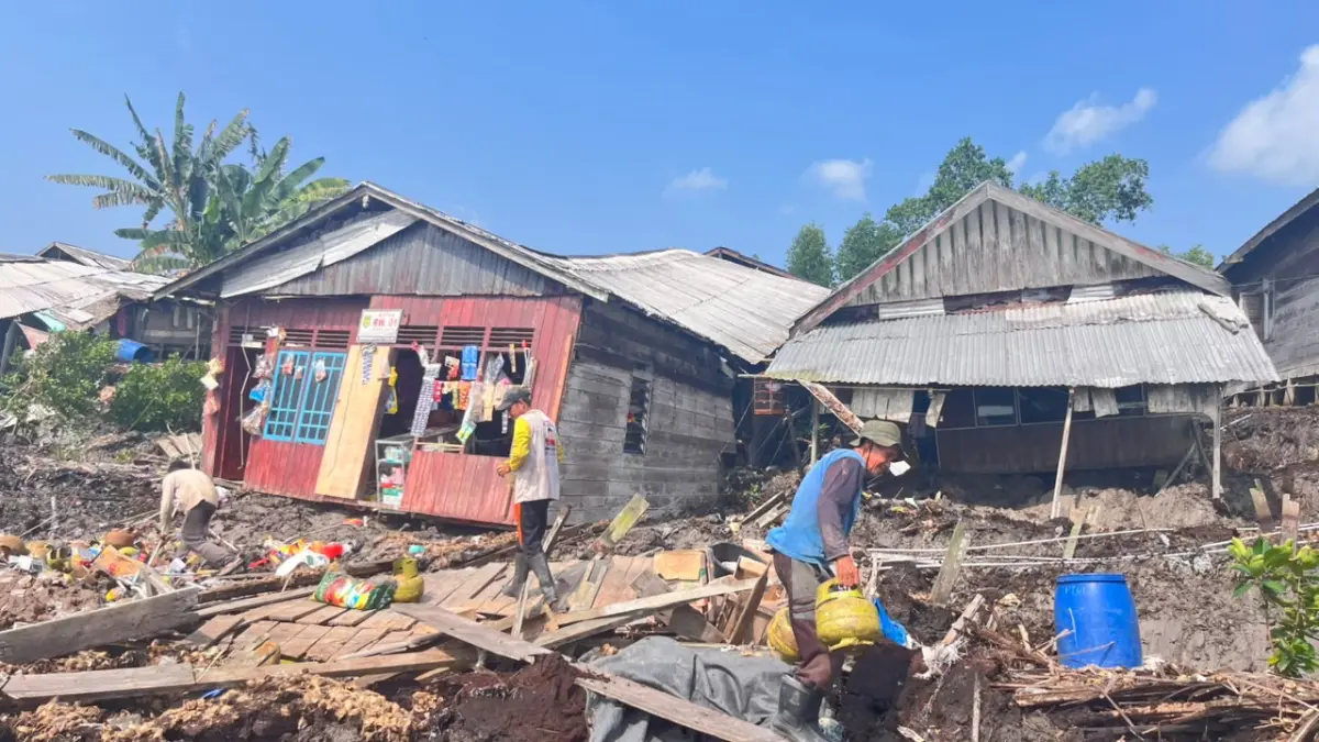 Abrasi Terjang Tanah Merah Inhil, Rumah Warga, Dermaga dan Rumah Tahfiz Ambruk Masuk ke Laut