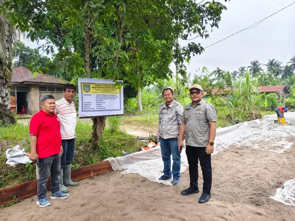 Akhiri Keluhan Jalan Becek, Camat Air Joman Sidak Pengecoran Beton Simpang Garuda