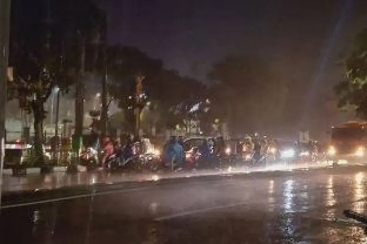 Alhamdulillah! Warga Pekanbaru Bersyukur Malam ini Hujan Lebat Ditengah Kabut Asap Karhutla