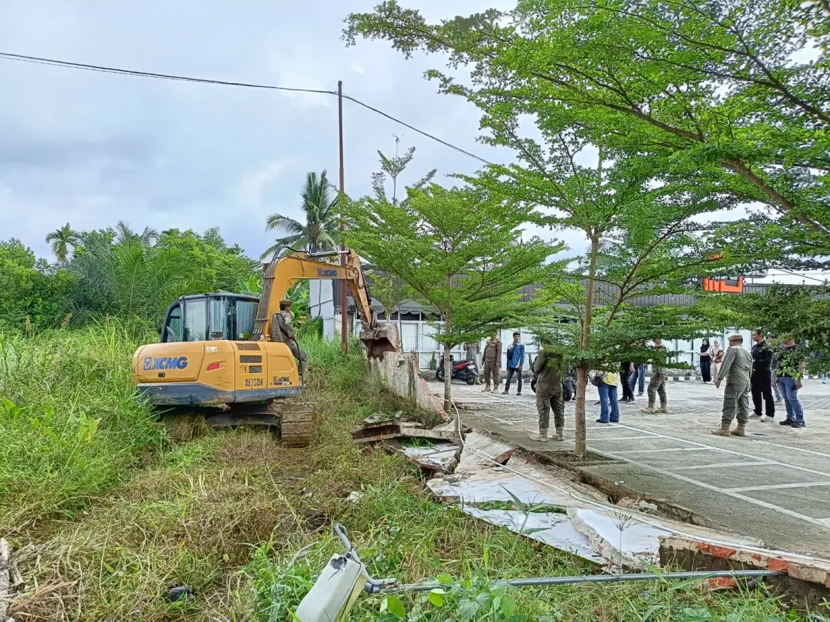 Amankan Lahan Milik Pemko Pekanbaru, Satpol PP Tertibkan Bangunan Liar di Sudirman Ujung