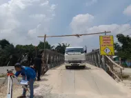 Ambruk Sebulan Lalu, Kini Warga Jalan Nelayan Pekanbaru Sudah ada Jembatan Sementara