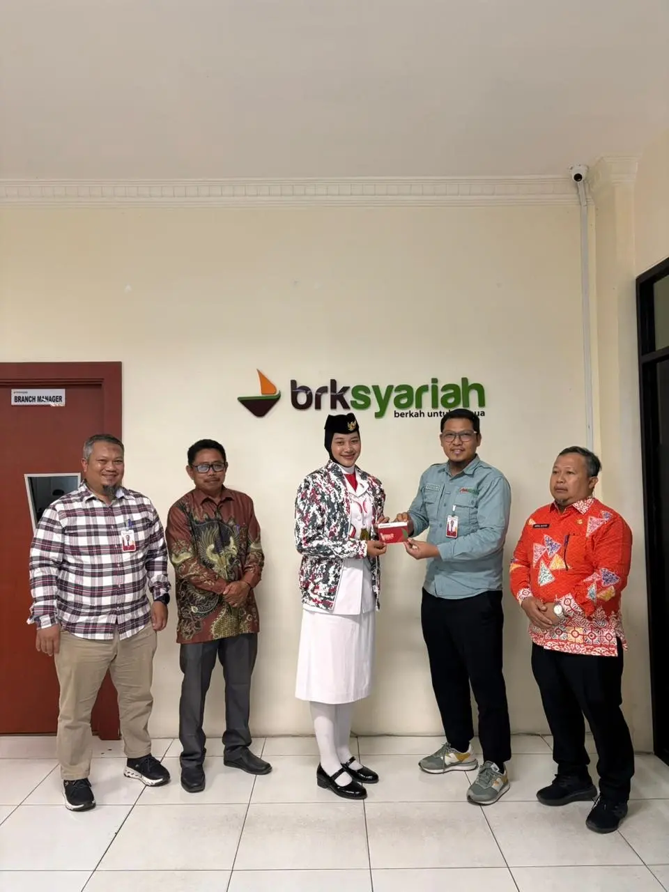 Apresiasi Prestasi Paskibraka Nasional Asal Inhil, BRK Syariah Salurkan Bantuan Biaya Pendidikan