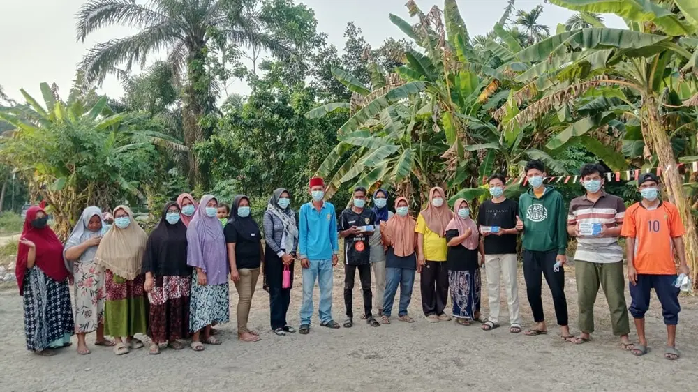 Asap Karhutla Memburuk, RT/RW 005 Okura dan Pemuda Bagikan Masker Gratis