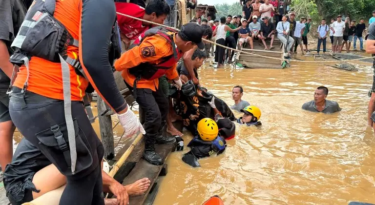 Astaga! Mobil Travel Padang-Jambi Terjun ke Sungai Batanghari, Satu Orang Tewas