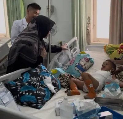 Bawa Ketupat, Bupati Siak Semangati Pasien dan Pegawai RSUD Tengku Rafian di Hari Lebaran