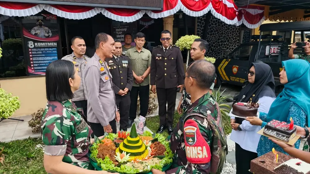 Beri Kejutan Tumpeng, TNI dan Camat Kompak 'Serbu' Mapolsek Limapuluh di HUT Bhayangkara ke-80