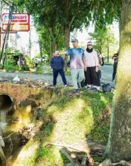 Berkaus Oblong dan Turun ke Parit, Wako Agung Pimpin Normalisasi Jalan Arifin Ahmad