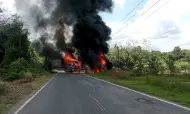 Thumbnail BREAKING NEWS- Bus ALS Terbakar Hebat di Jalan Lintas Sumatera, Banyak Korban Tewas