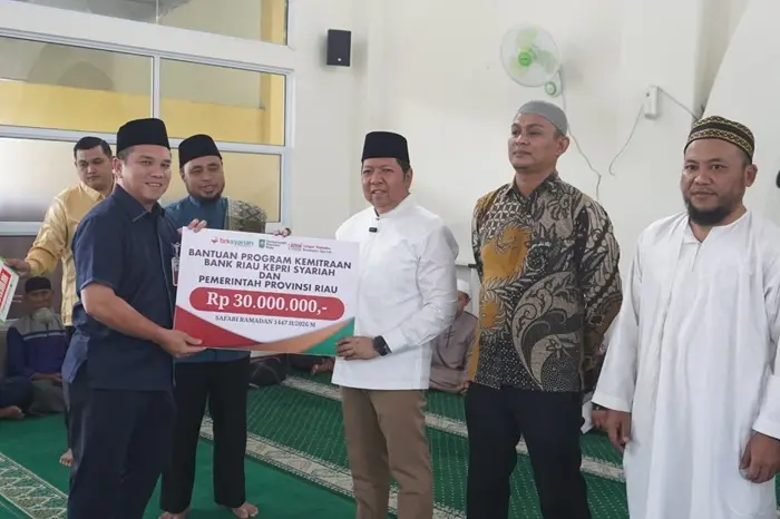 BRK Syariah Salurkan Bantuan untuk Masjid At-Taqwa dalam Safari Ramadan Pemprov Riau