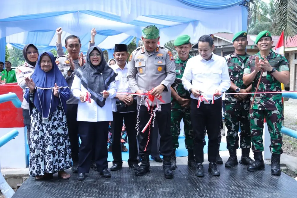Buka Isolasi 3 Dusun di Merempan Hulu, Bupati Afni Apresiasi Jembatan Presisi Polri