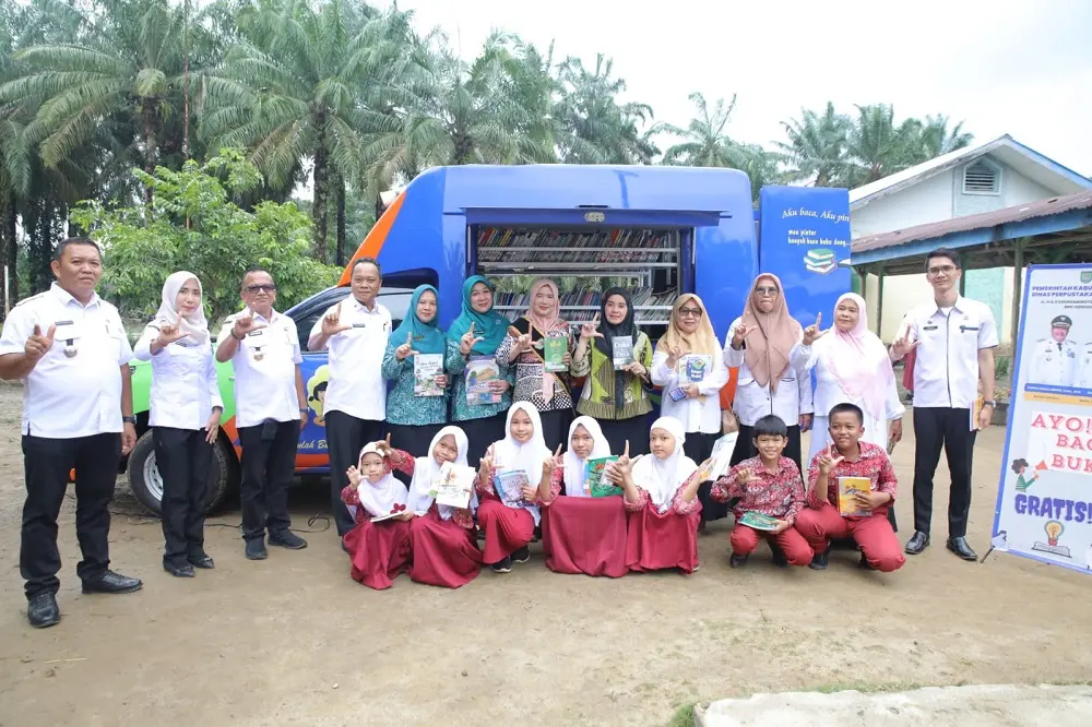 Bunda Literasi Asahan Ny. Yusnila Taufik Tinjau Perpustakaan Keliling Aek Ledong