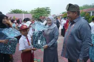 Thumbnail Bupati Asahan Taufik Zainal Abidin Terima Penghargaan Bapak Peduli Pendidikan