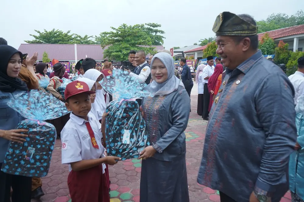 Bupati Asahan Taufik Zainal Abidin Terima Penghargaan Bapak Peduli Pendidikan