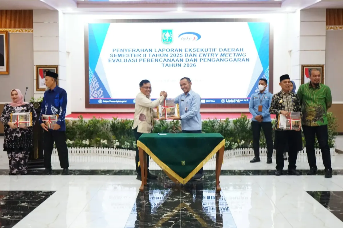 Bupati Asmar Hadiri Penyerahan Laporan BPKP di Pekanbaru, Soroti IPM dan Keterbatasan Tenaga Kesehatan di Meranti