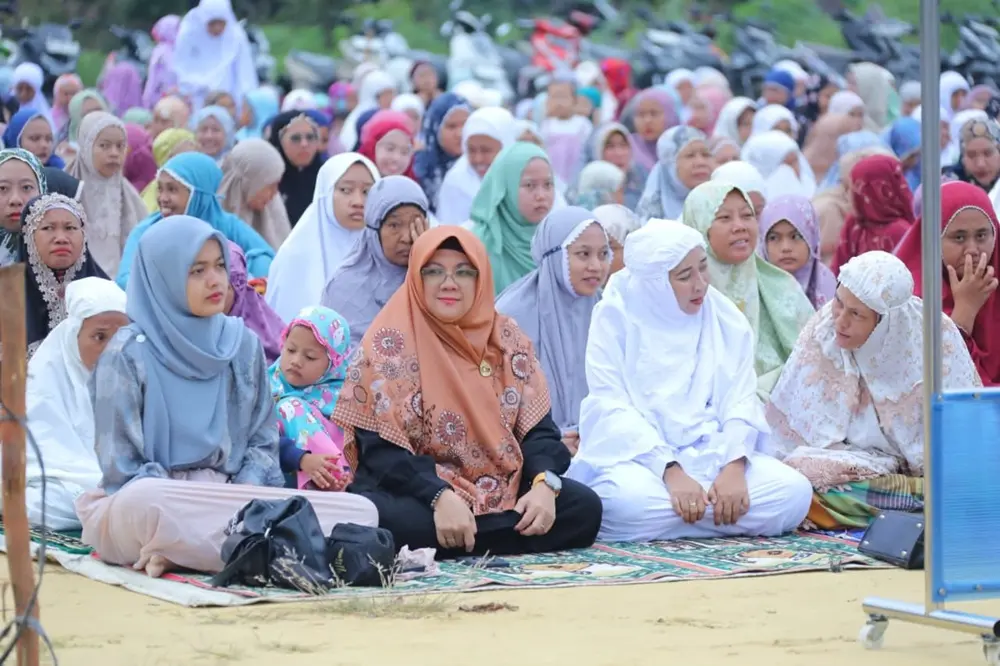Sambangi Pelosok Minas, Bupati Siak Afni Salat Iduladha di Kampung Mandiangin