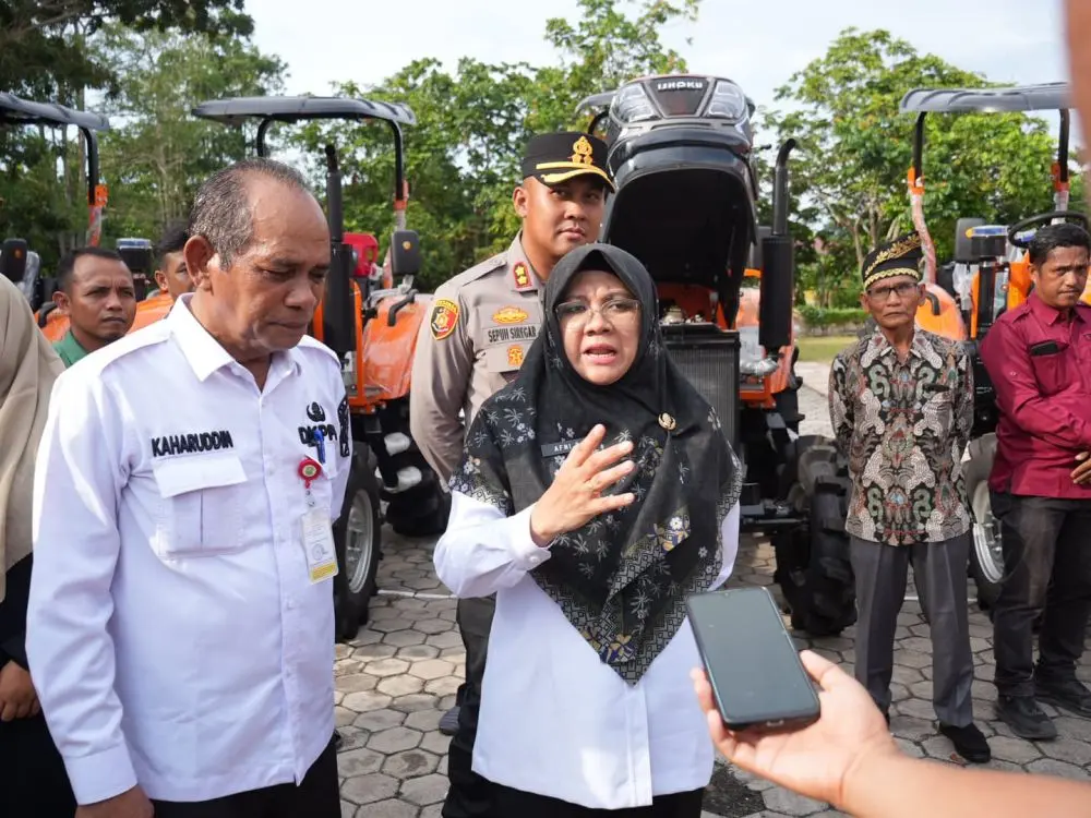 Bupati Siak Serahkan Bantuan Alat Pertanian Senilai Rp8,7 Miliar untuk 20 Kelompok Tani