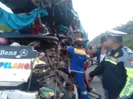Bus Pelangi Hantam Truk di Tol Dumai, 2 Orang Tewas dan 16 Luka-luka