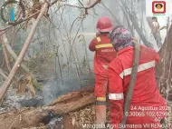 Butuh Perjuangan ke Titik Api, Tim Manggala Agni Jalan Kaki 3 Km Angkut Peralatan Karhutla ke Sungai Guntung Inhil