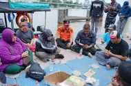 Thumbnail Dampingi Pencarian Remaja Tenggelam di Sungai Siak, Bupai Afni Perintahkan Seluruh Armada Bergerak