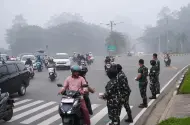 Thumbnail Danlanud RSN Bagikan Masker Gratis, Satgas Udara Pastikan Asap Bukan dari Riau