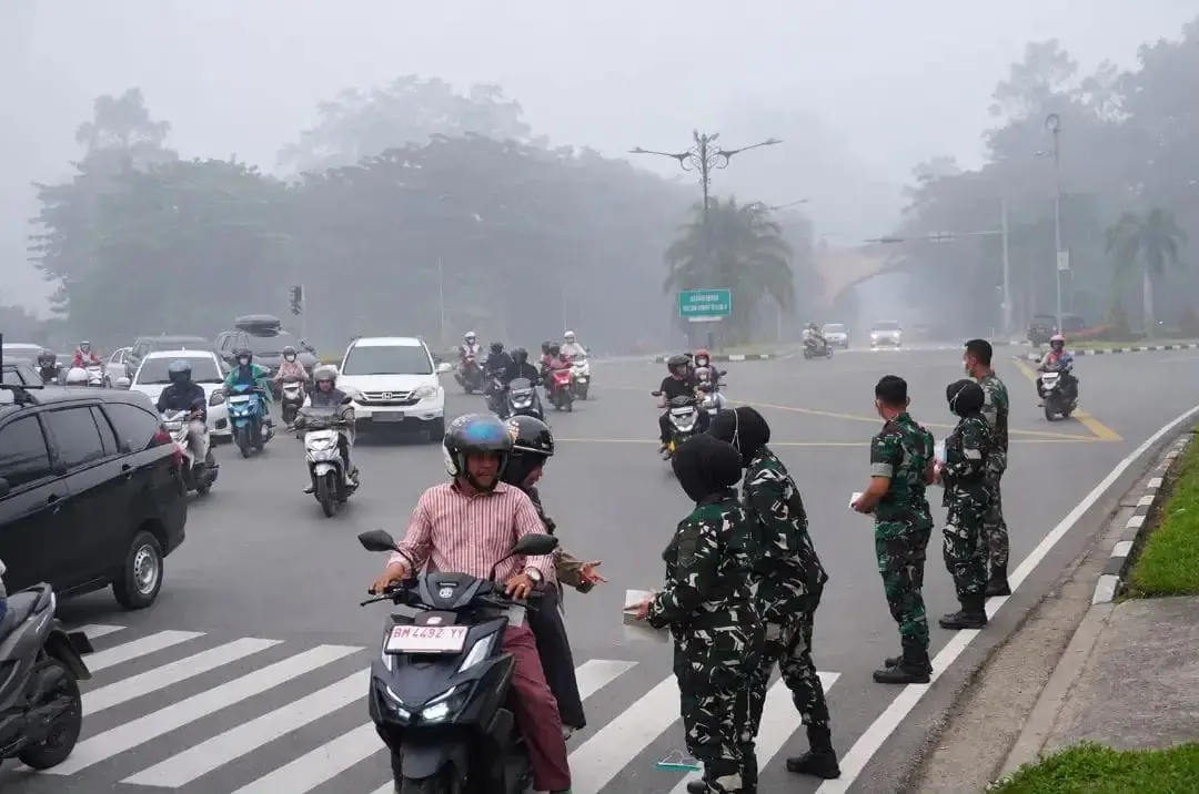 Danlanud RSN Bagikan Masker Gratis, Satgas Udara Pastikan Asap Bukan dari Riau