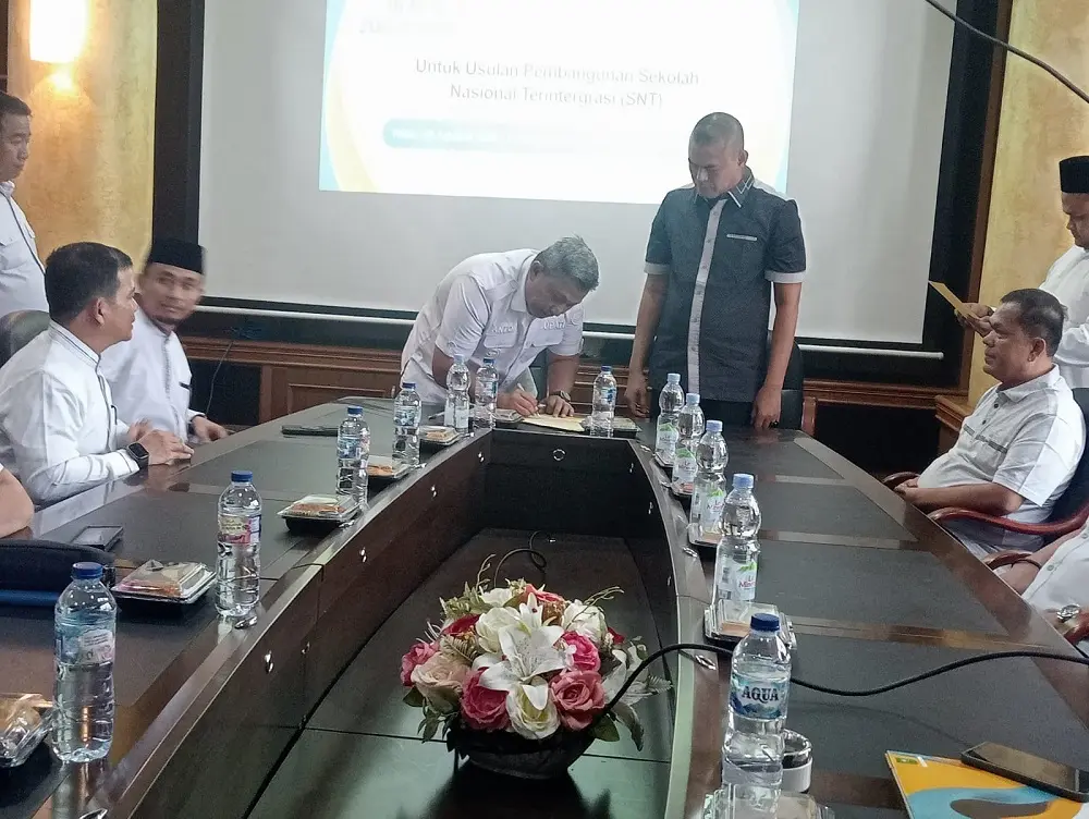 Dapat Hibah 20 Ha dari Zulfahrianto, Bupati Rohul Teken Perjanjian Pembangunan Sekolah Nasional Terintegrasi