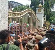 Demo Mahasiswa di Kantor Gubernur Riau Ricuh, Plt Gubri Hanya Video Call Karena di Batam