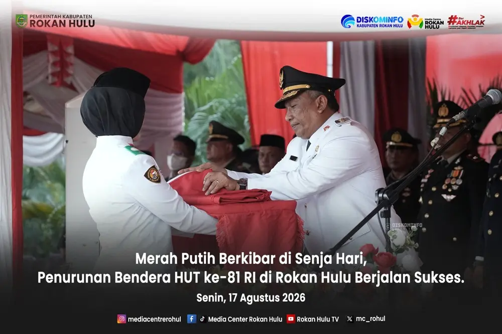 Di Bawah Langit Senja, Bupati Anton Pimpin Penurunan Bendera HUT ke-81 RI di Rokan Hulu