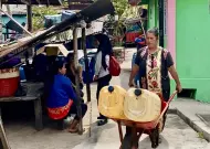 Di Ujung Negeri, Sebuah Gerobak Mengantarkan Harapan: Kisah Ibu Linda di Kepulauan Anambas