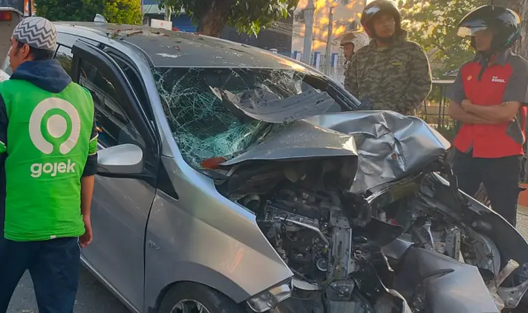 Diduga Mabuk, Mobil Calya Hantam Pohon di Tikungan Tong Susu Jalan Sudirman Pekanbaru