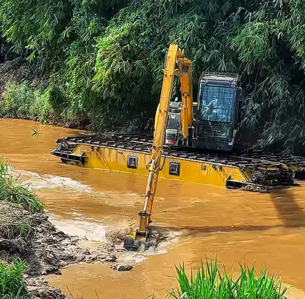Dinas PUPR Pekanbaru Kerahkan Excavator Amfibi Keruk Sungai Sail
